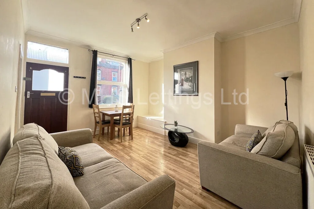Flat Bankfield Terrace in Leeds