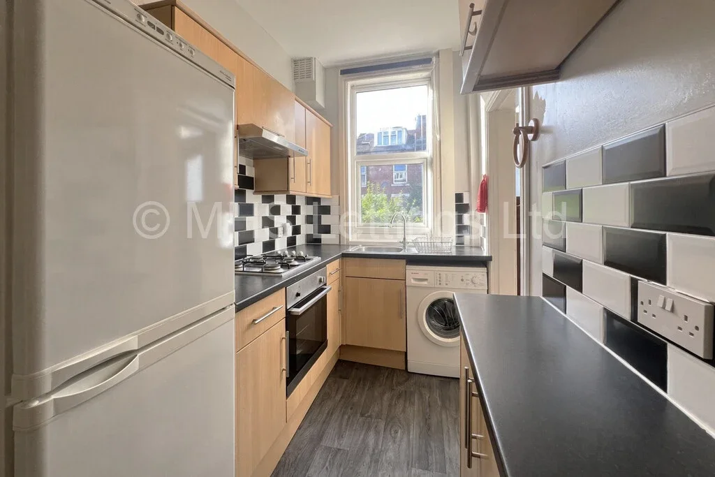 Flat Bankfield Terrace in Leeds