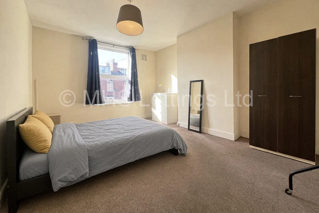Flat Bankfield Terrace in Leeds
