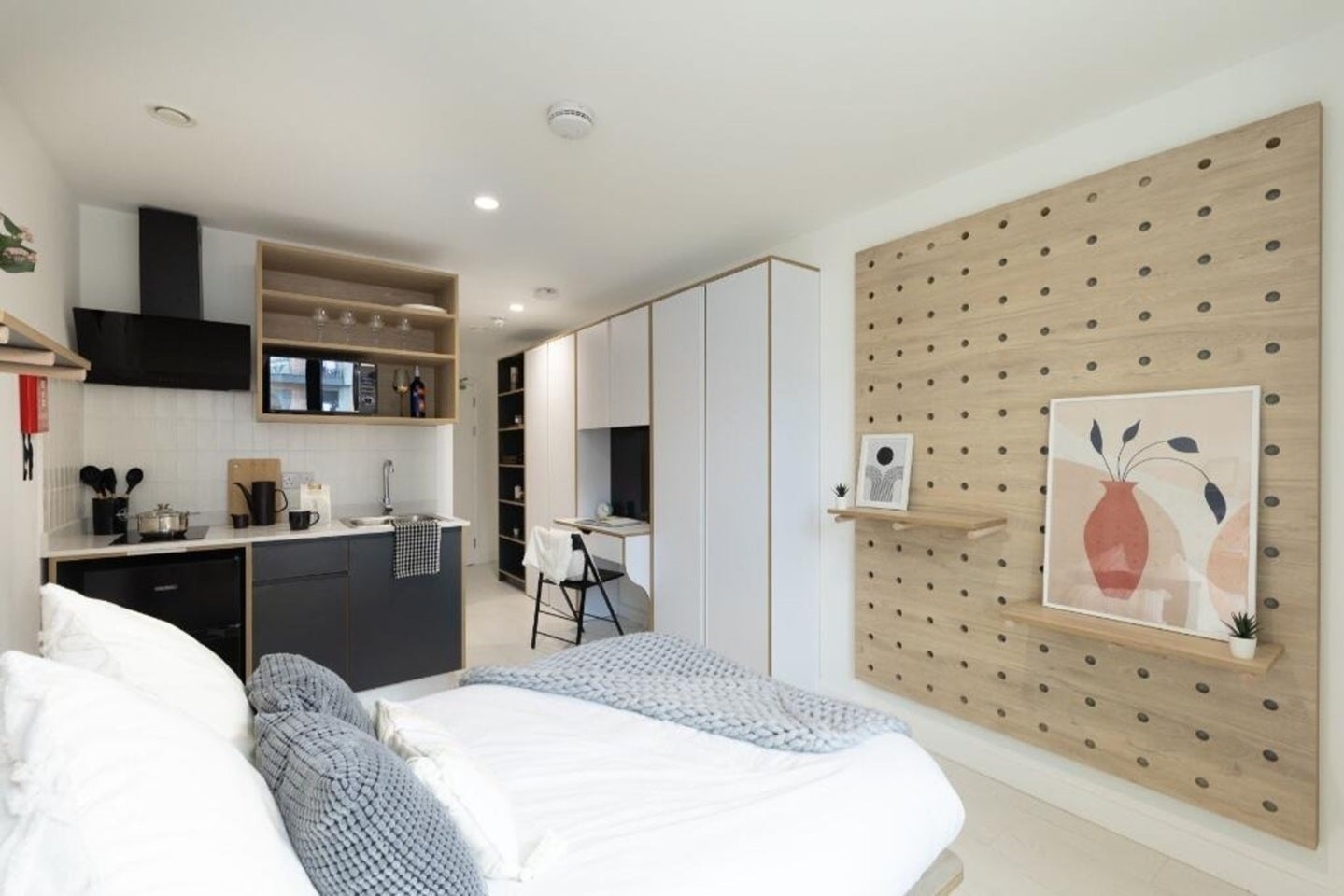 Flat Commercial Road in Greater London
