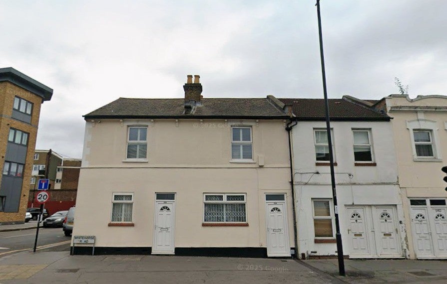 Flat Whitehorse Road in Greater London