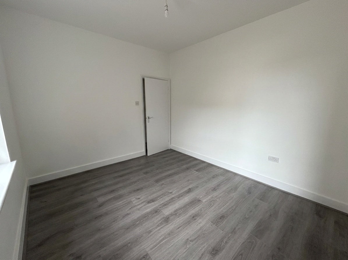 Flat Whitehorse Road in Greater London
