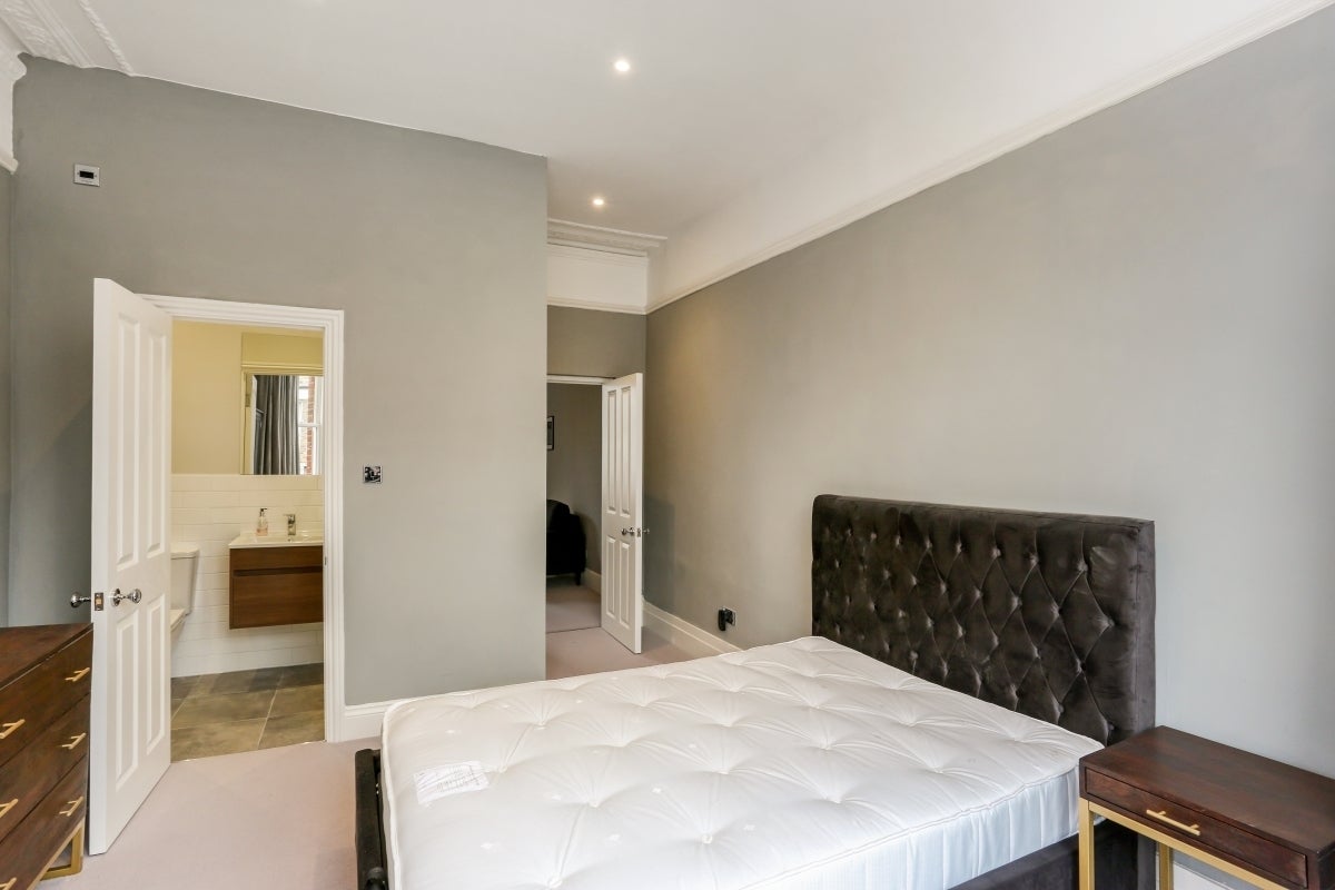 Flat Orlando Road in Greater London