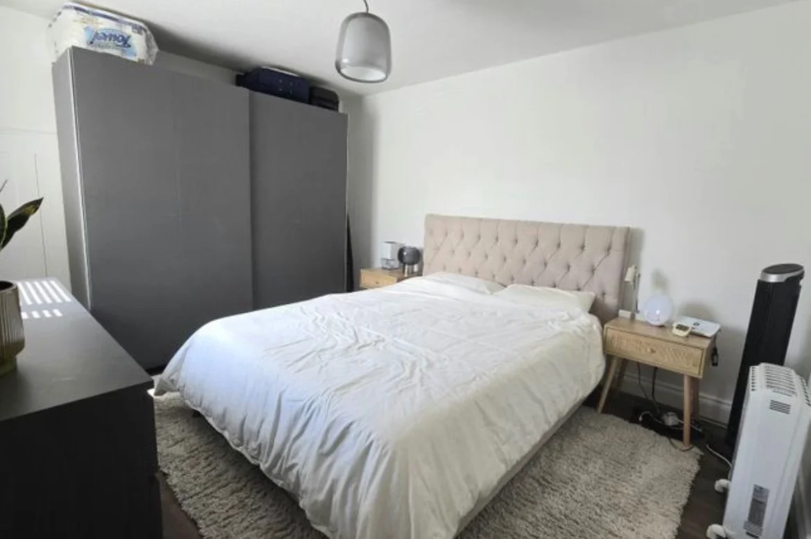 Flat Cotleigh Road in Greater London