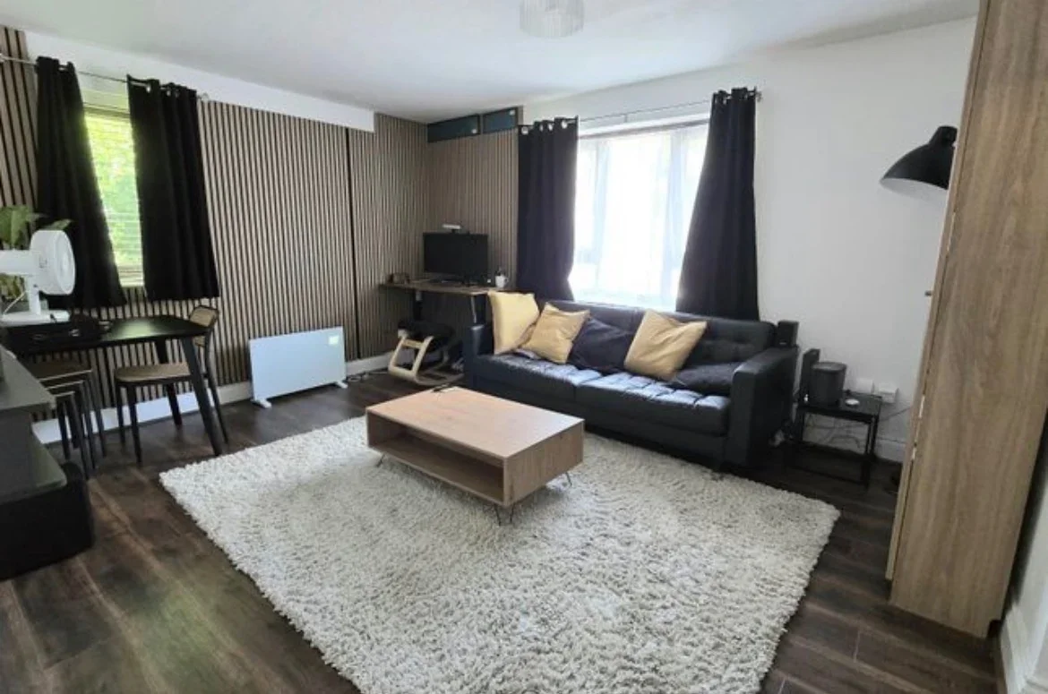 Flat Cotleigh Road in Greater London