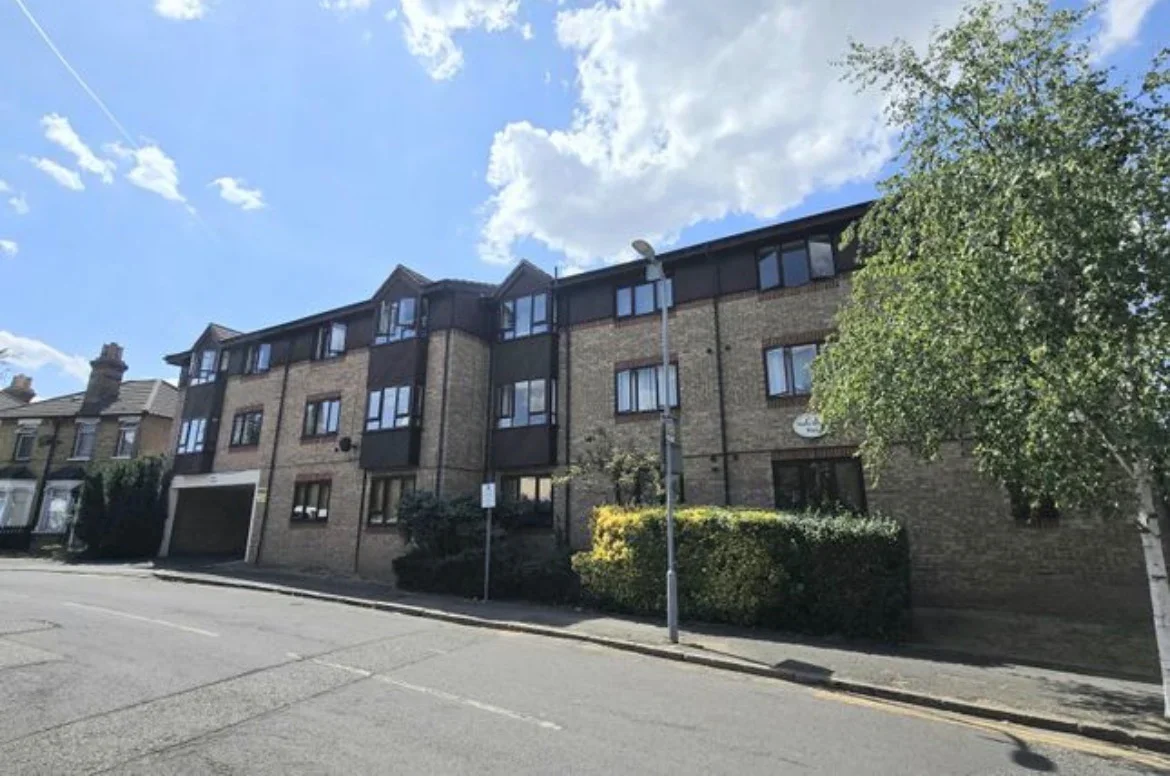 Flat Cotleigh Road in Greater London