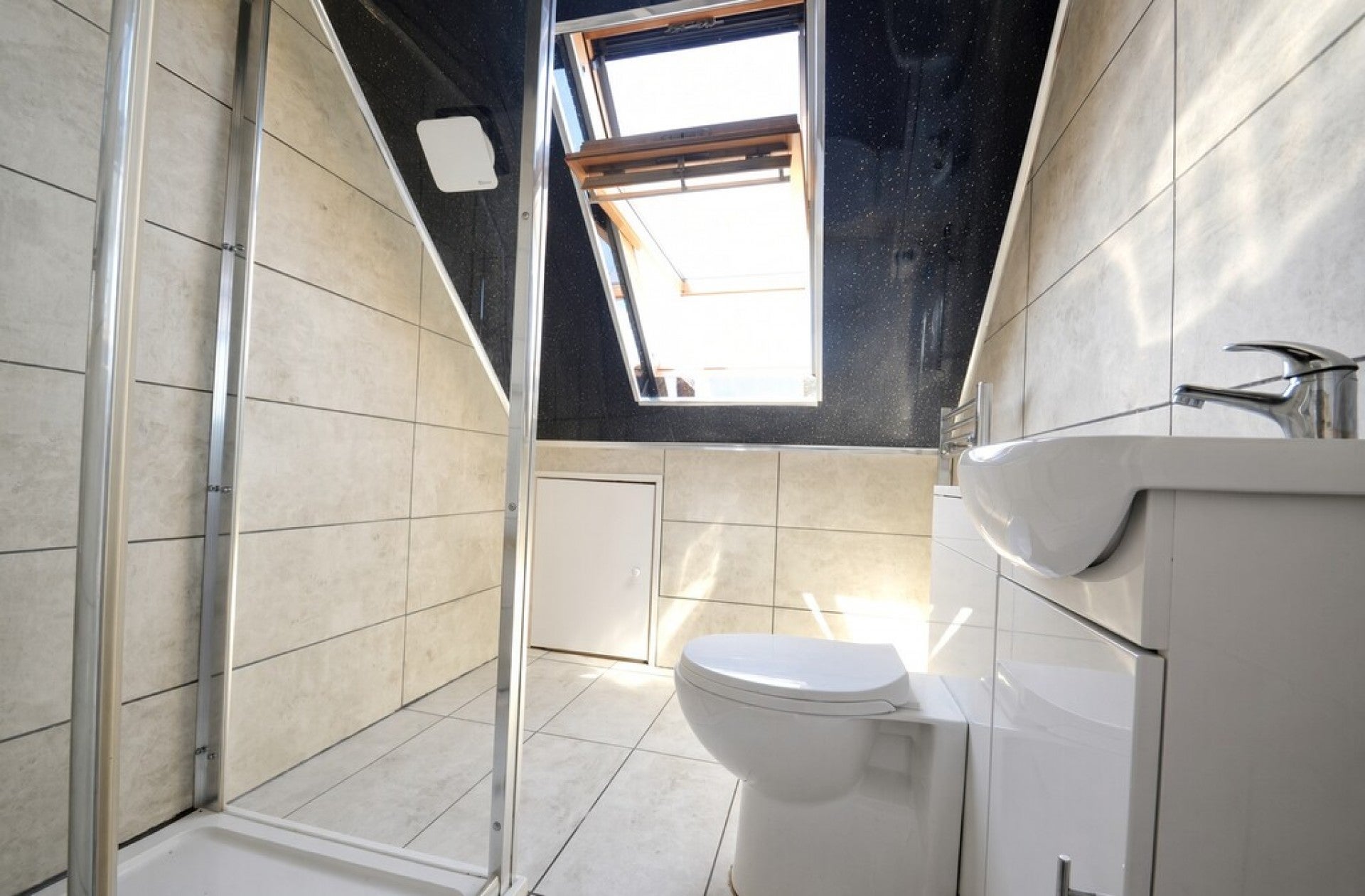 Flat Warwick Road in Borough of Spelthorne