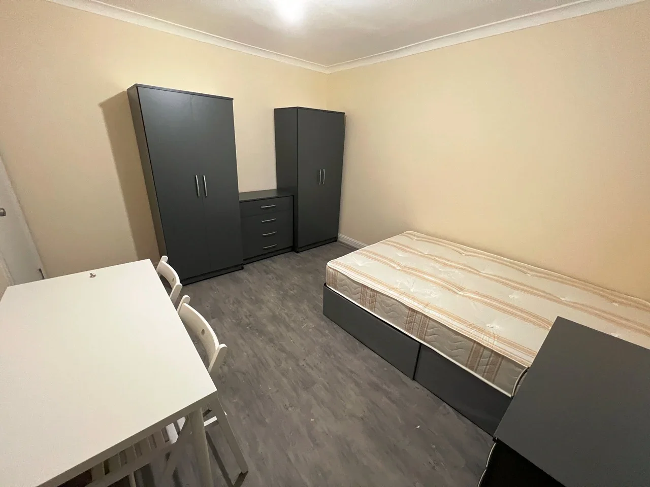 Flat Tokyngton Avenue in Greater London