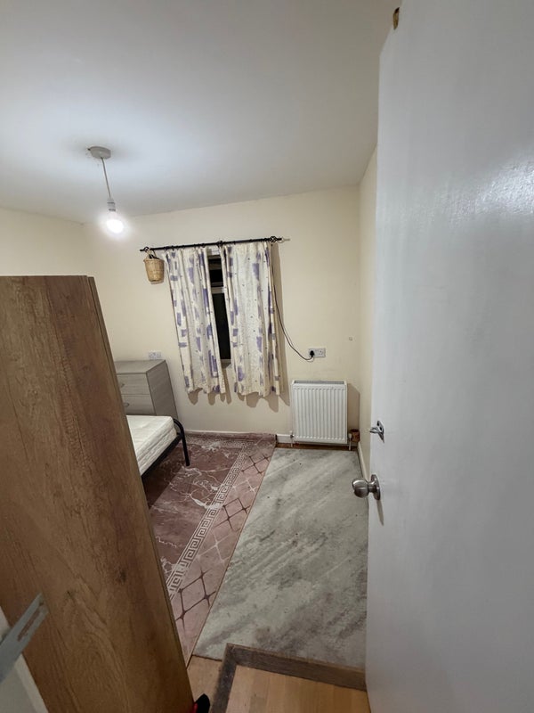 Room Somerset Road in Greater London