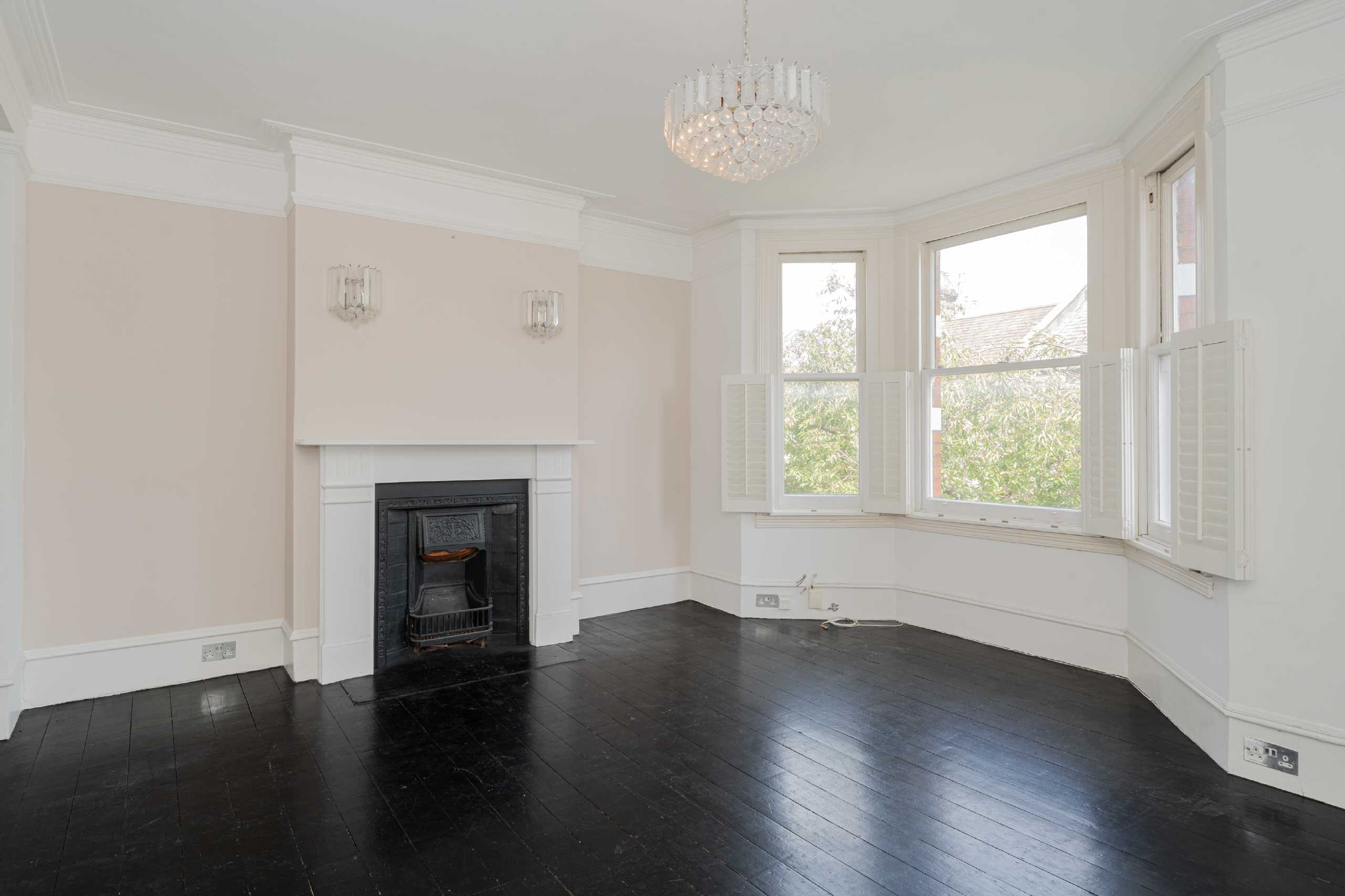 Flat Bracewell Road in Greater London