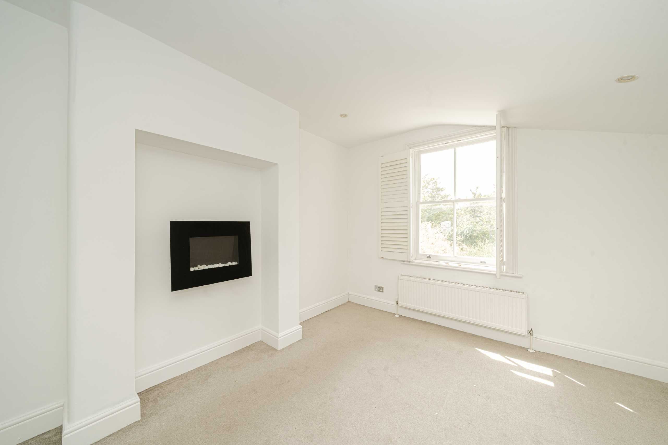 Flat Bracewell Road in Greater London