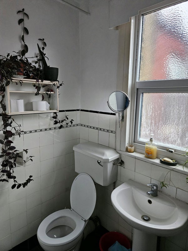 Room Warham Road in Greater London