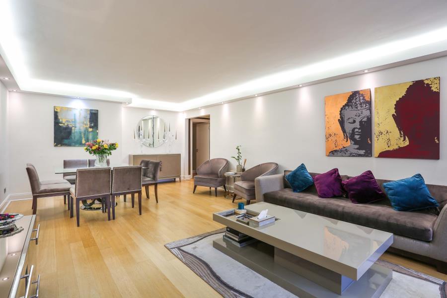 Flat Blythe Road in Greater London