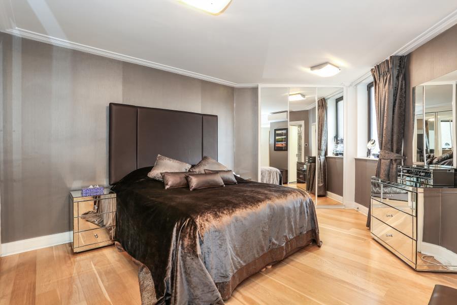 Flat Blythe Road in Greater London