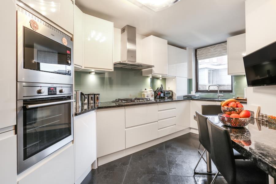 Flat Blythe Road in Greater London