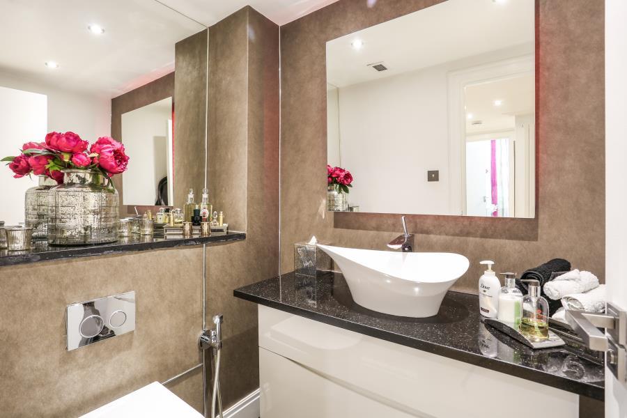 Flat Blythe Road in Greater London