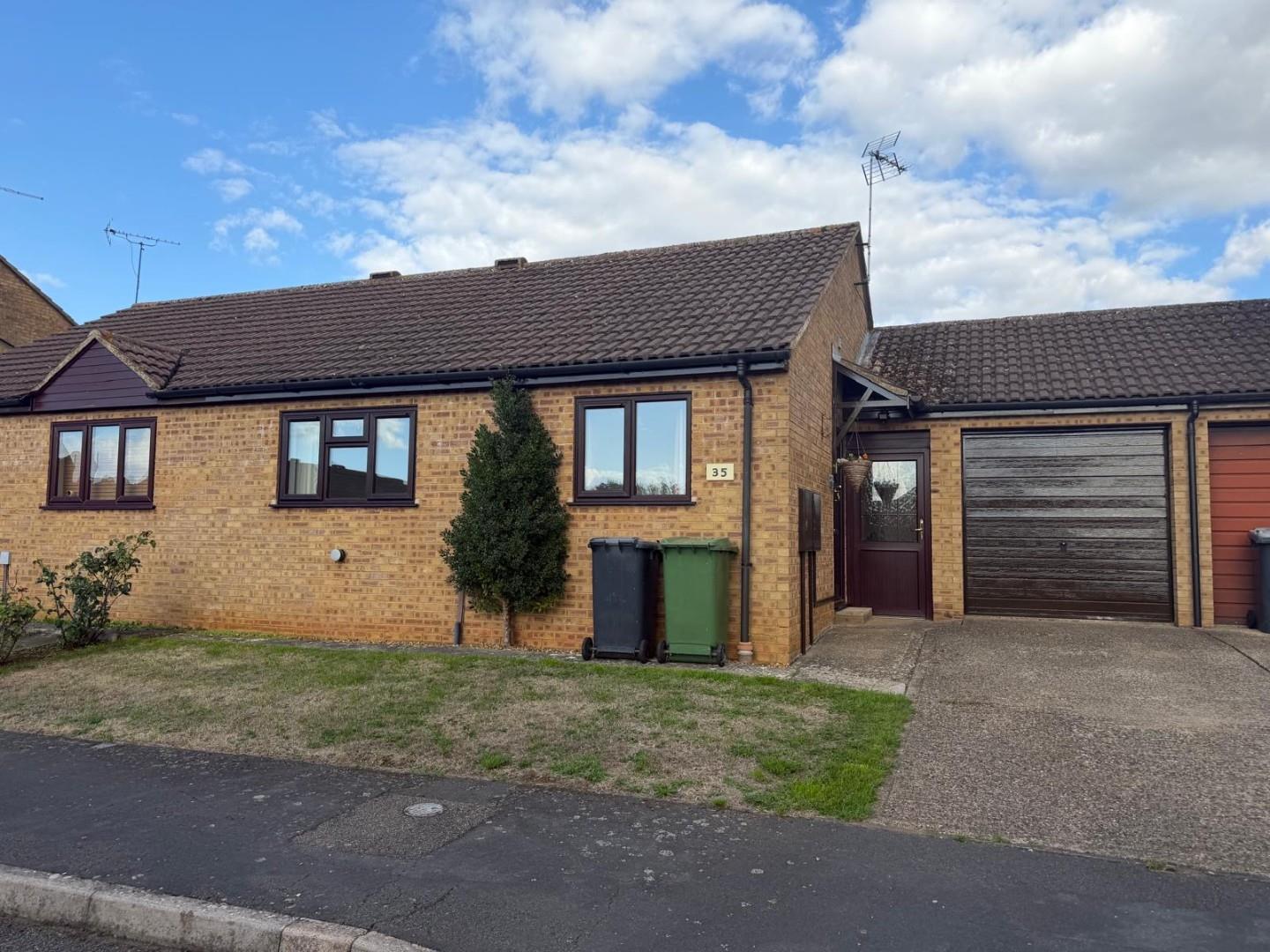 House Fairhurst Way in Earls Barton