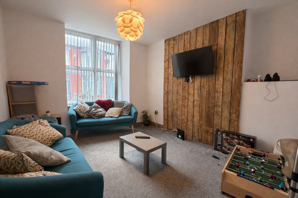 Room Hampstead Road in Liverpool
