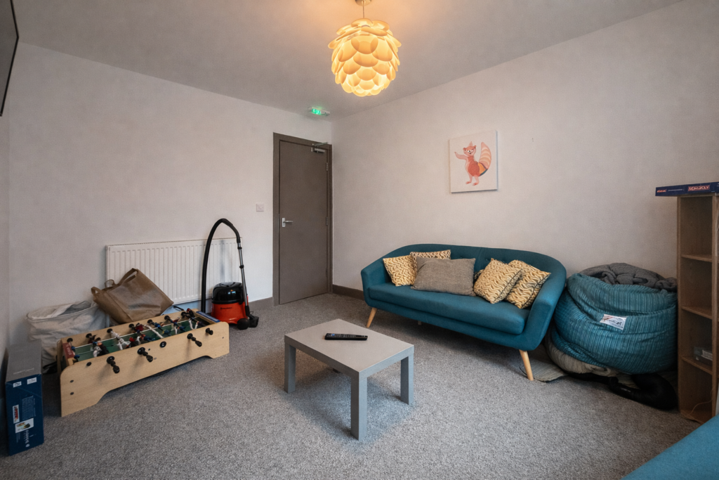 Room Hampstead Road in Liverpool