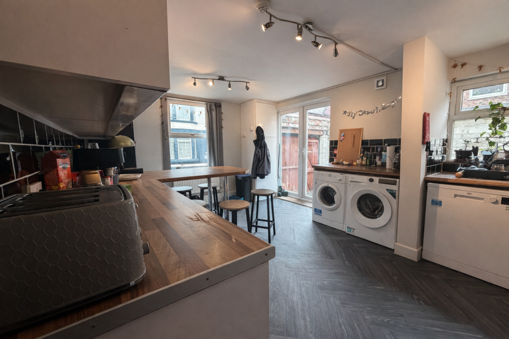Room Hampstead Road in Liverpool