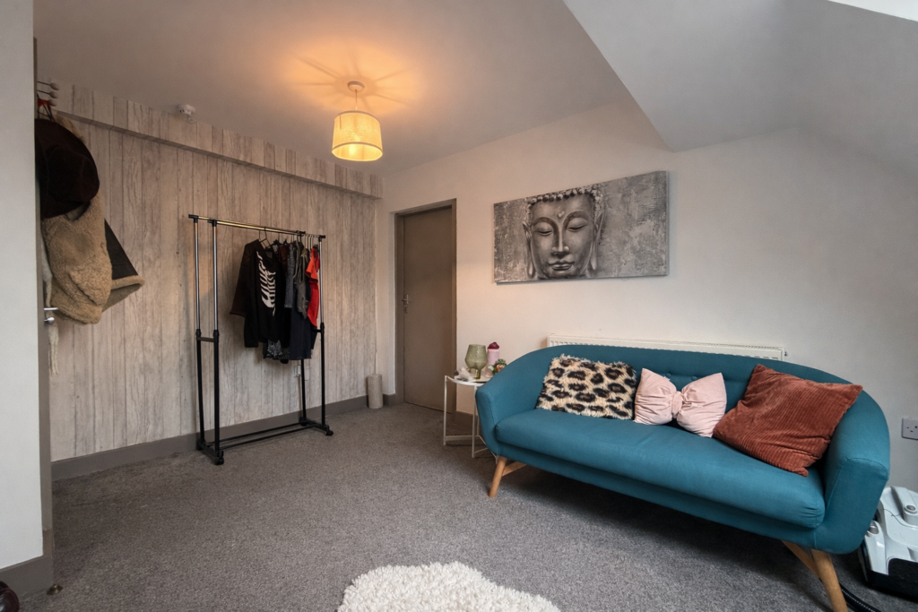 Room Hampstead Road in Liverpool
