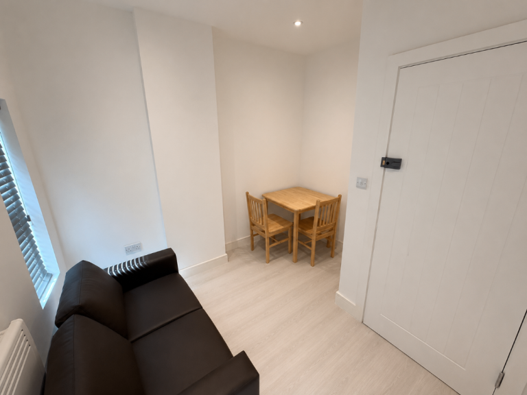 Flat Catford Hill in Greater London