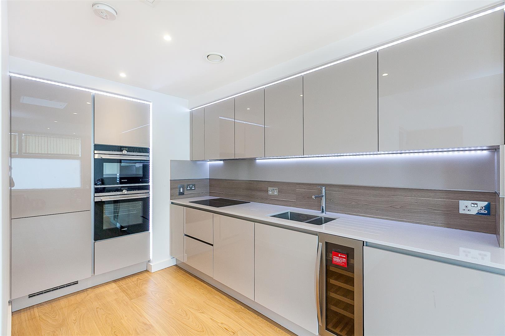 Flat Holland Park Avenue in Greater London