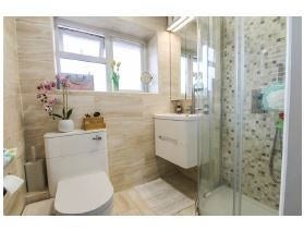Room Newmarket Avenue in Greater London