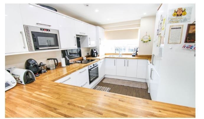 Room Newmarket Avenue in Greater London