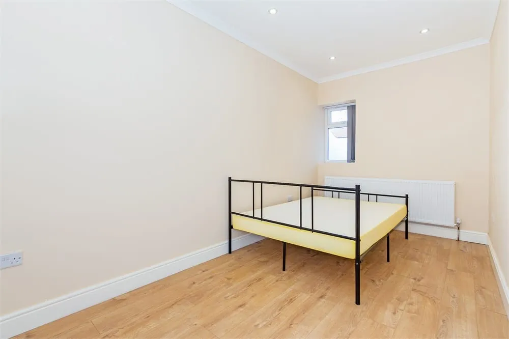 Room Ragstone Road in Slough