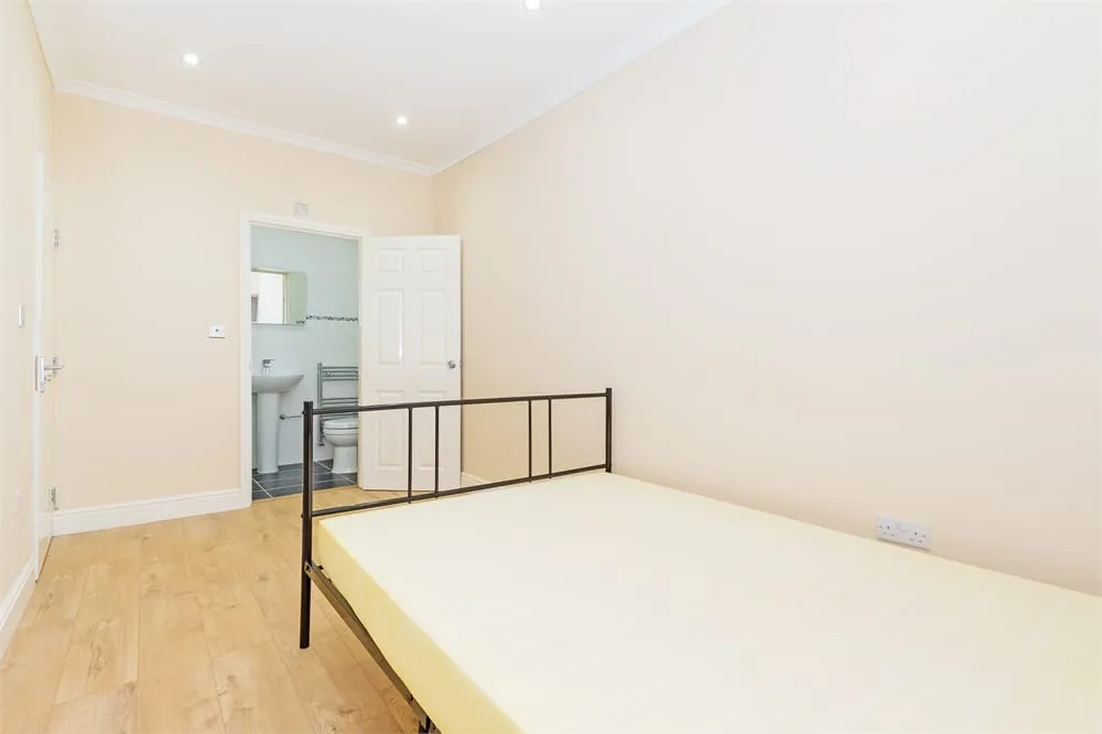 Room Ragstone Road in Slough