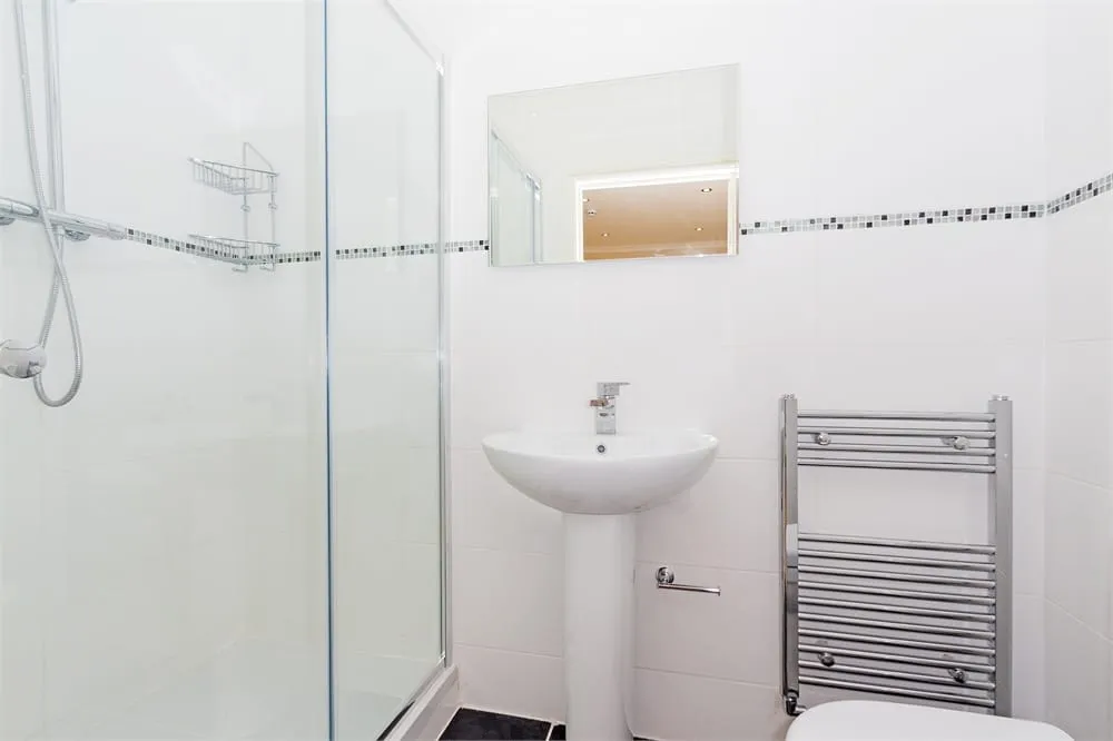 Room Ragstone Road in Slough