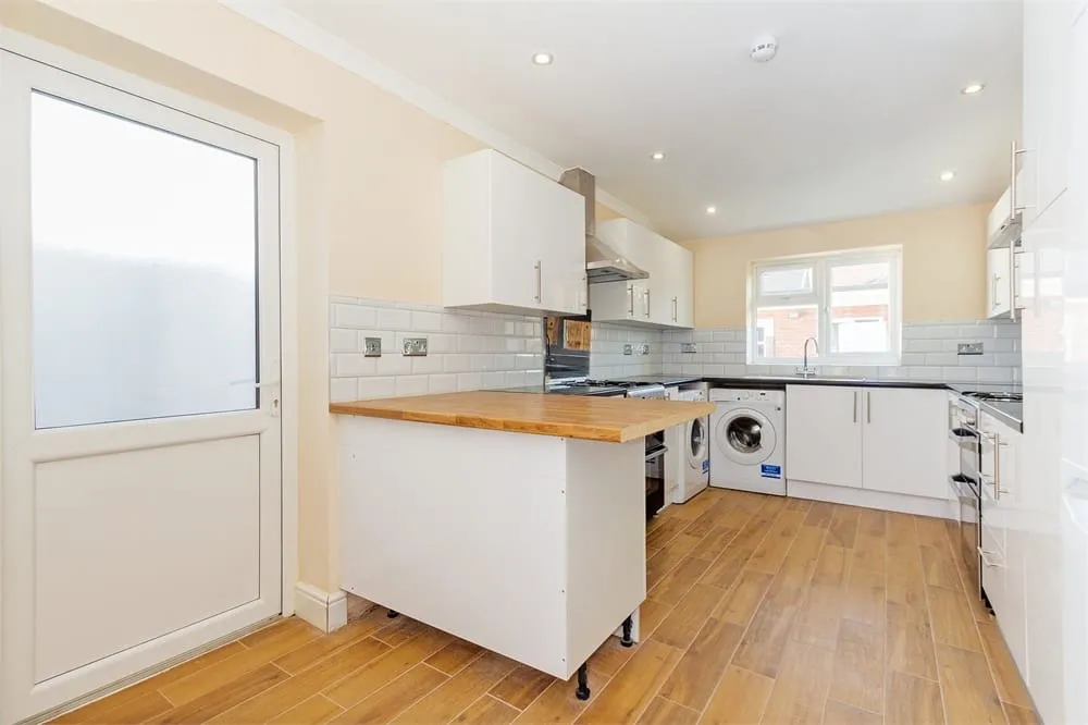 Room Ragstone Road in Slough