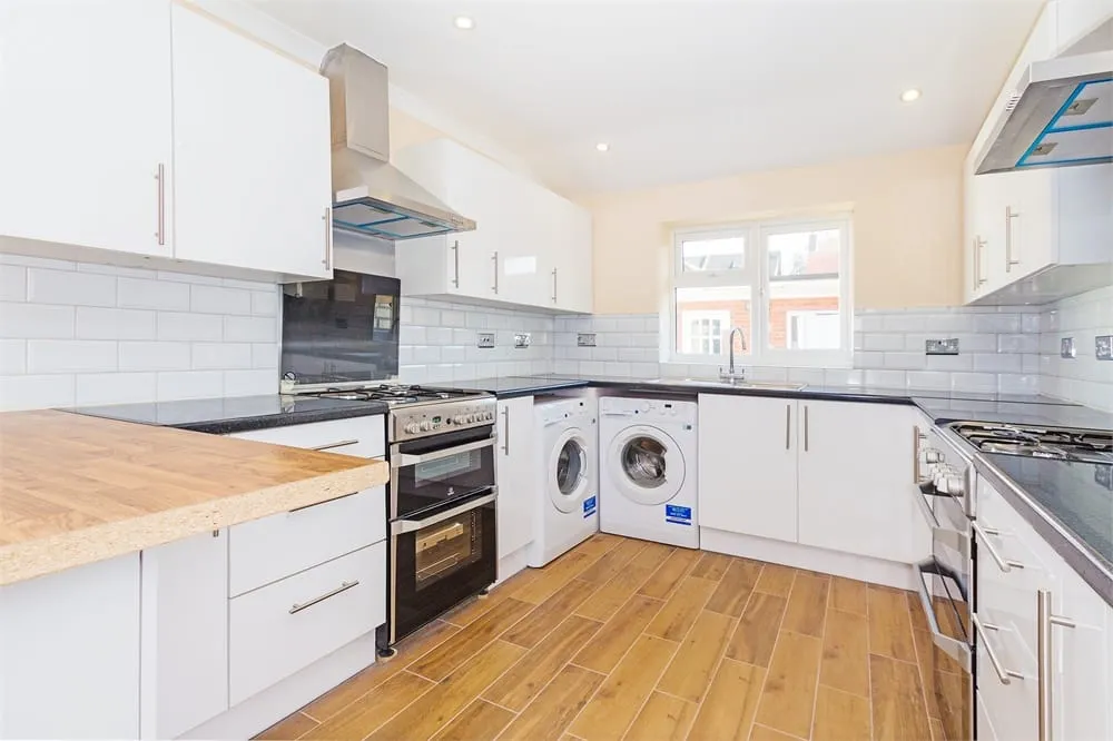 Room Ragstone Road in Slough