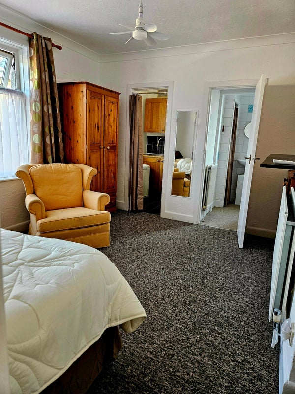 Room Palmer Road in Poole