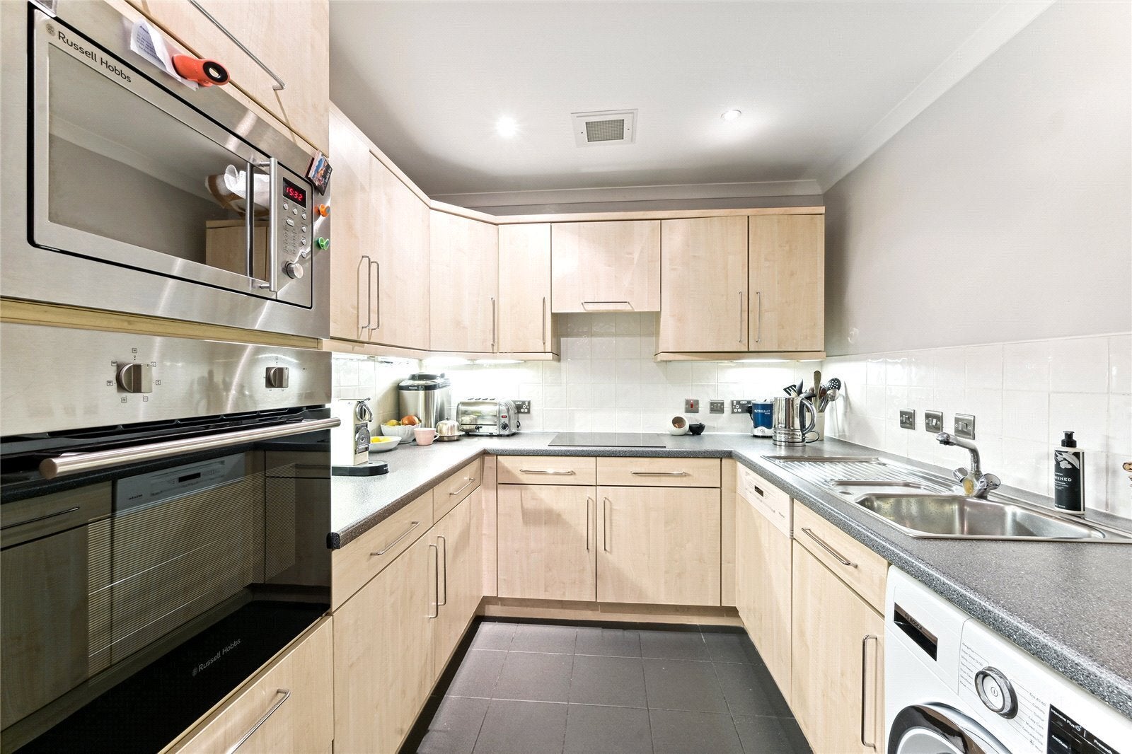 Flat Gloucester Road in Greater London