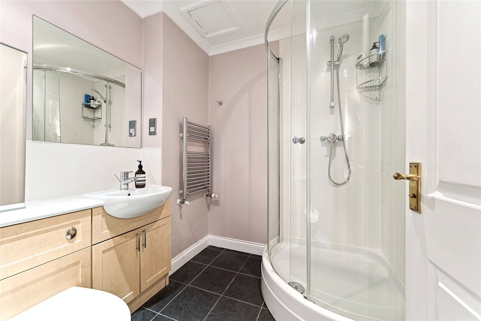 Flat Gloucester Road in Greater London