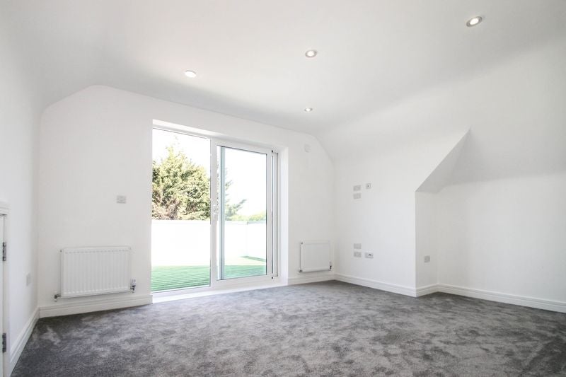 Flat Kenton Road in Greater London