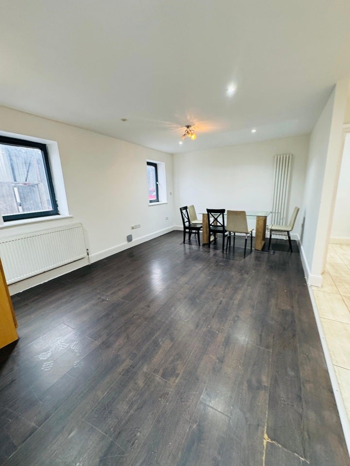 Flat Imperial Court in Greater London