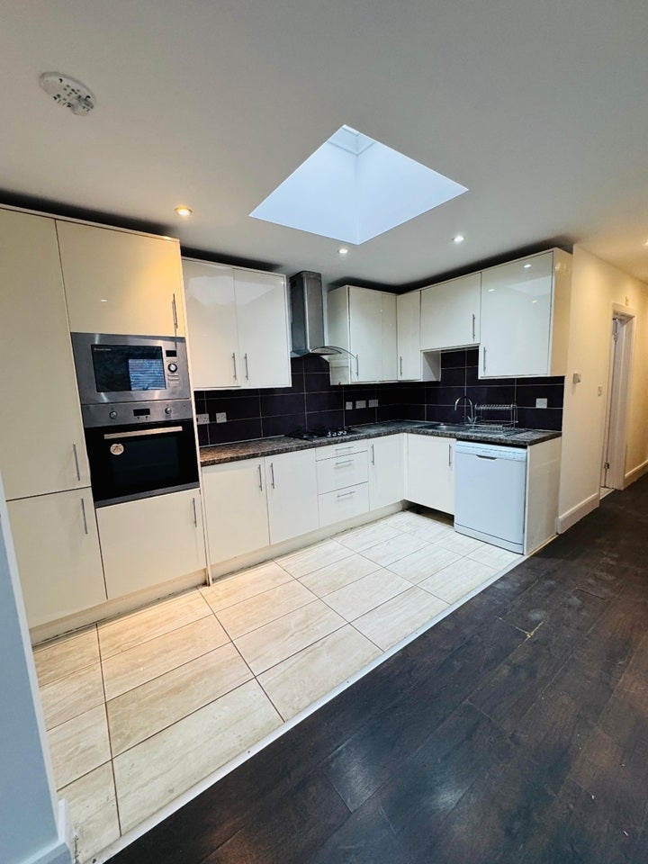 Flat Imperial Court in Greater London