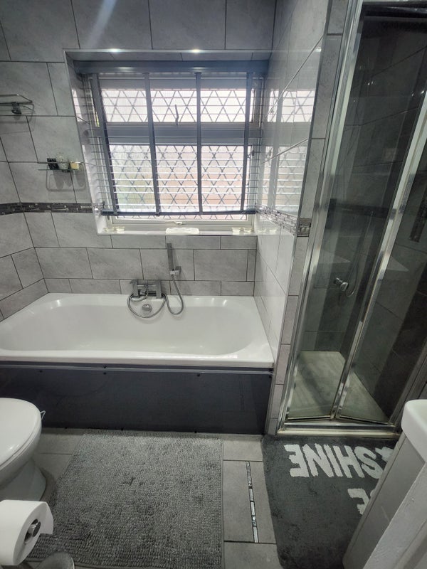 Room Graham Road in Greater London