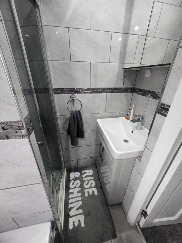 Room Graham Road in Greater London