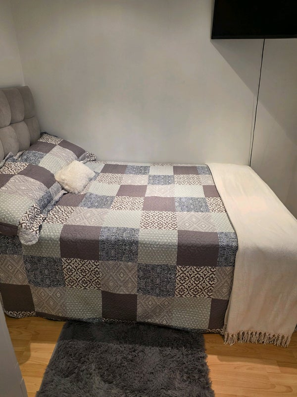 Room Graham Road in Greater London