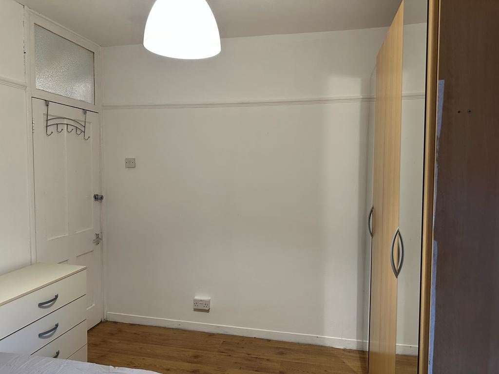 Room Becklow Gardens in Greater London