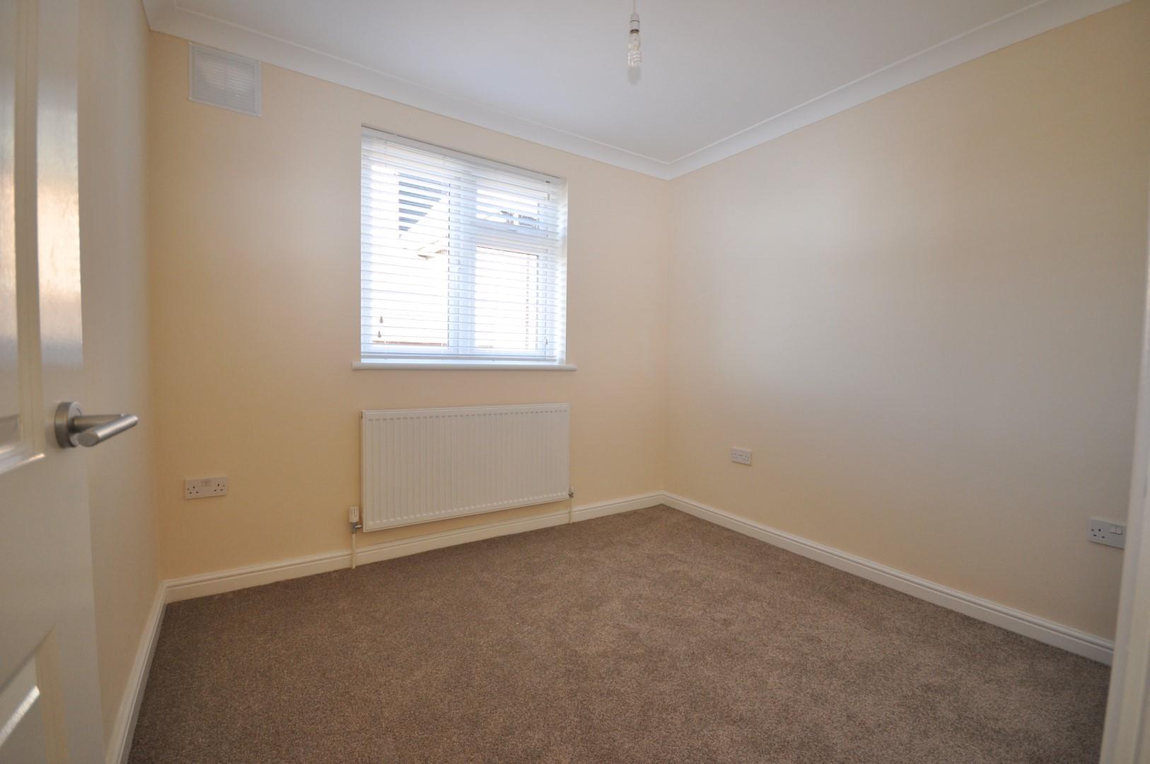 Flat Ardleigh Green Road in Greater London