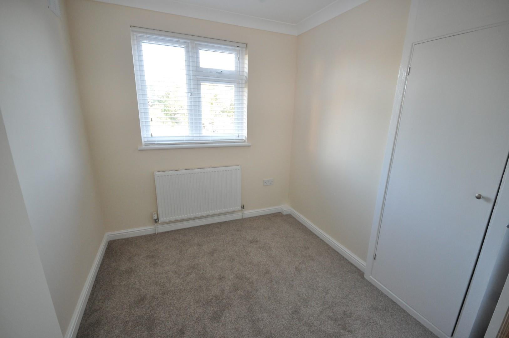 Flat Ardleigh Green Road in Greater London