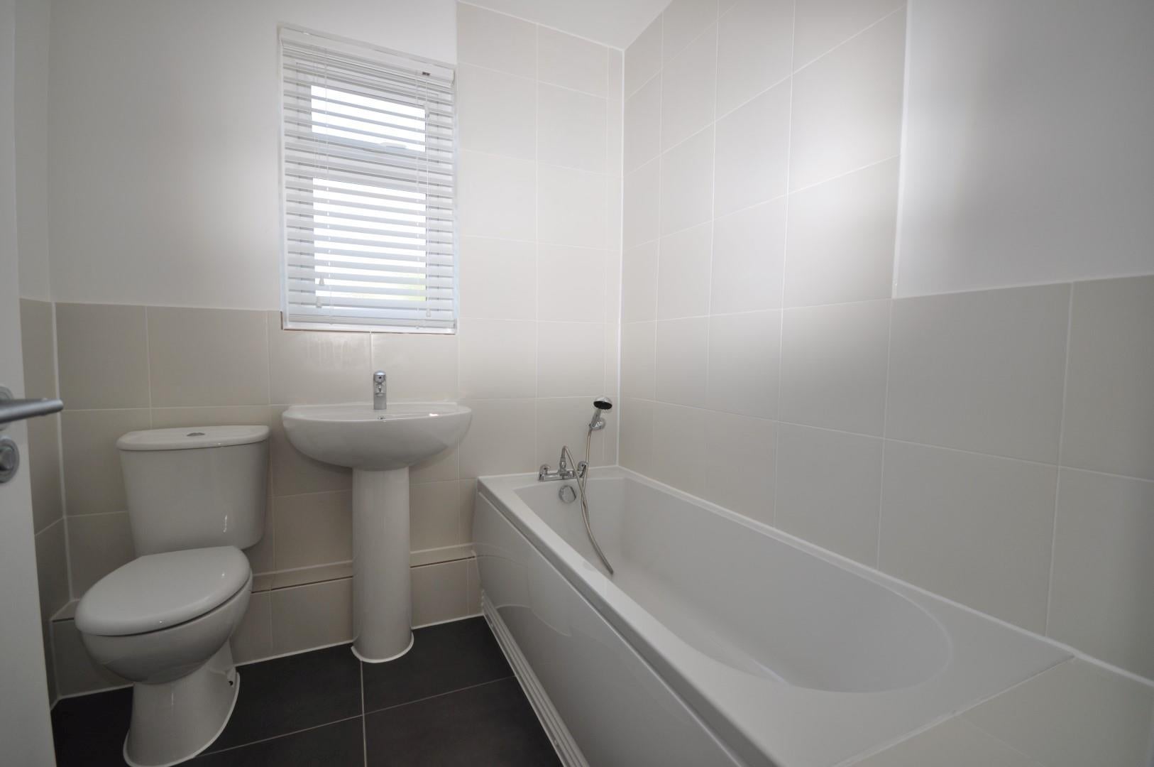 Flat Ardleigh Green Road in Greater London