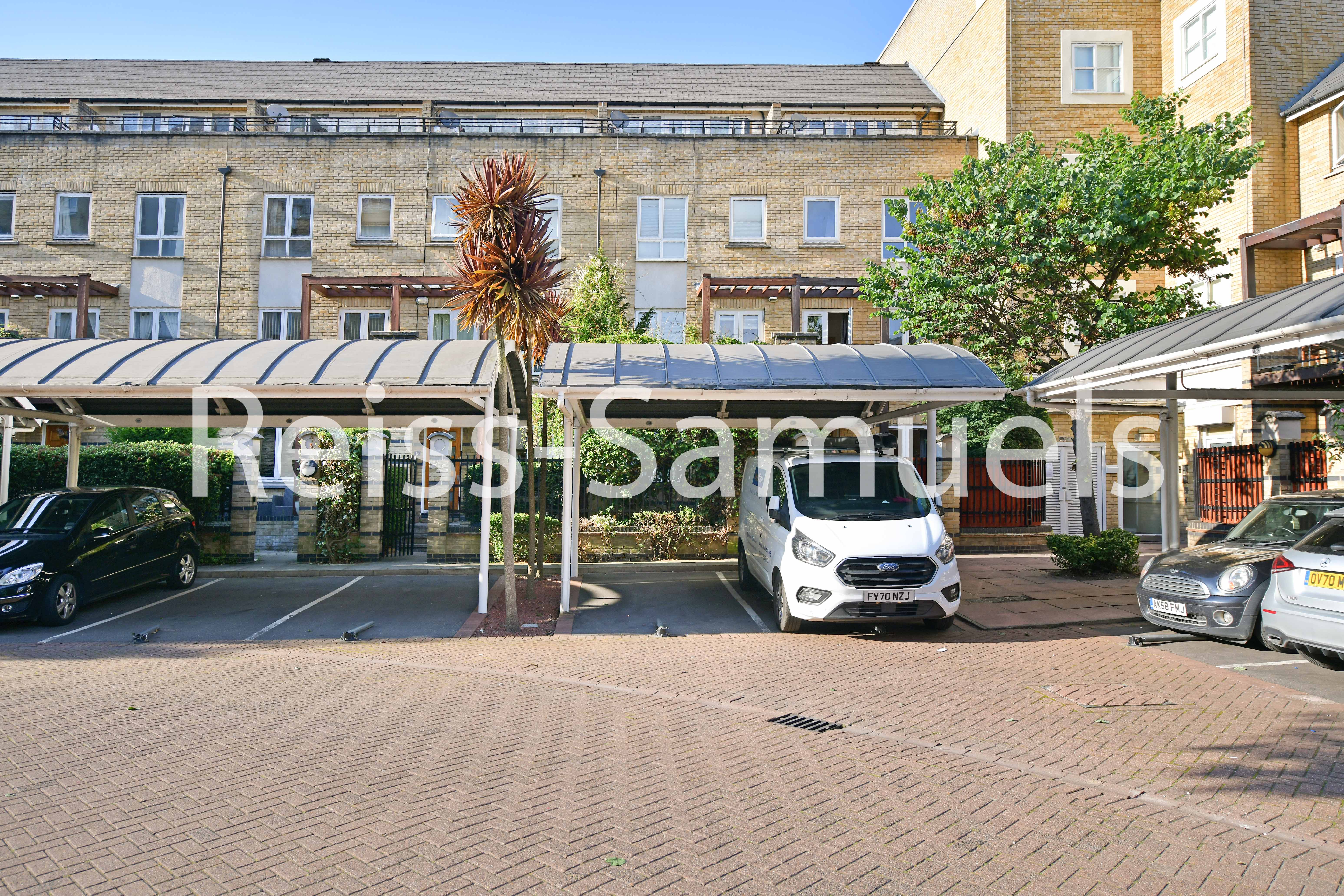 Flat St. Davids Square in Greater London