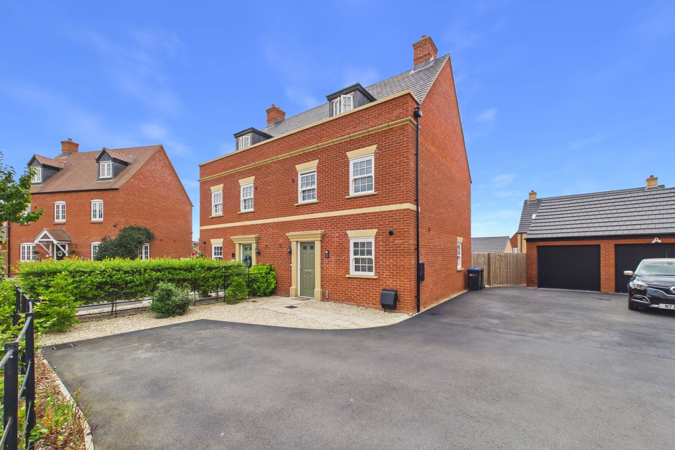House Pontefract Avenue in Towcester