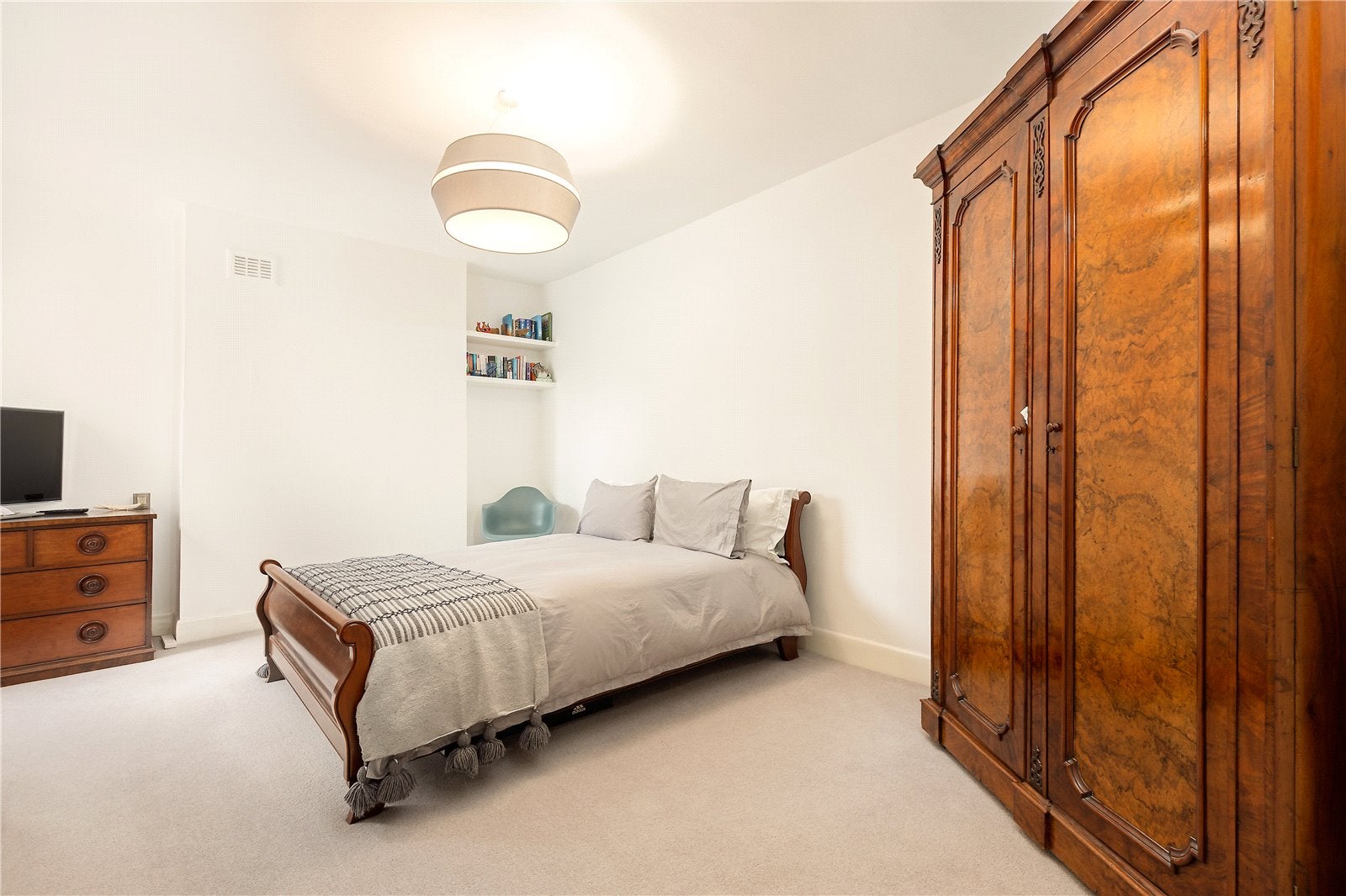 Flat Cato Road in Greater London